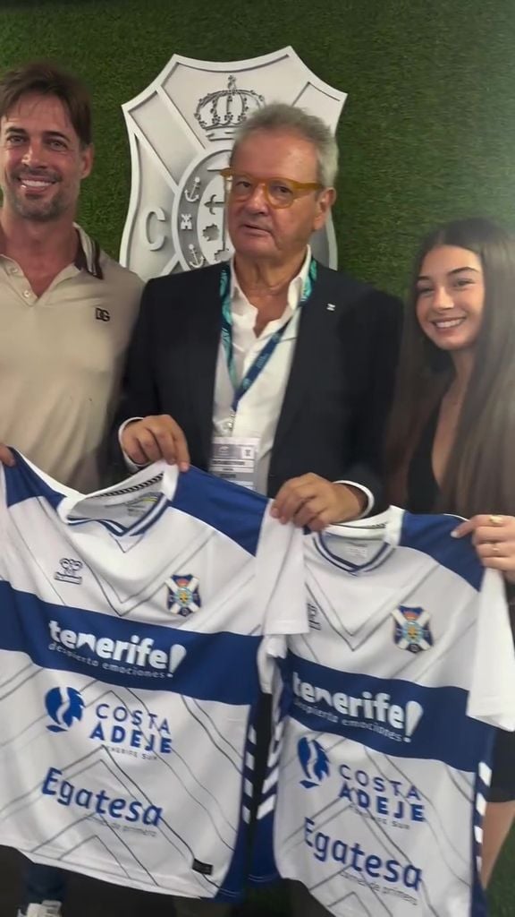 William Levy y su hija Kailey recibieron camisetas del Club Deportivo Tenerife Femenino.