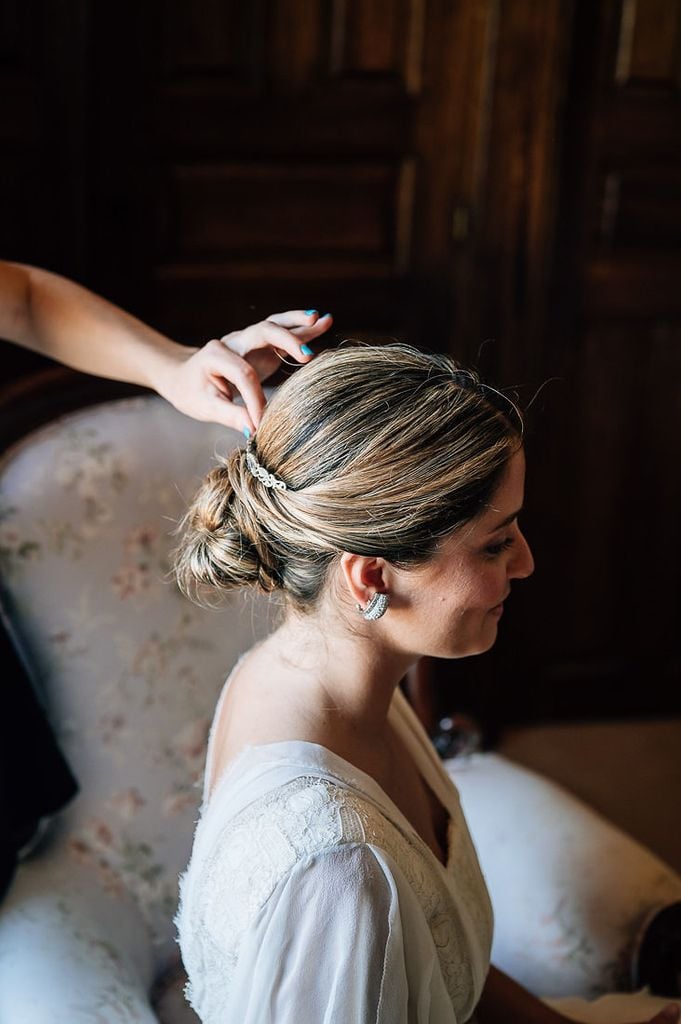 Natalia con vestido de novia de Manuel de Vivar en su boda con Nacho y peinado en recogido bajo con tiara