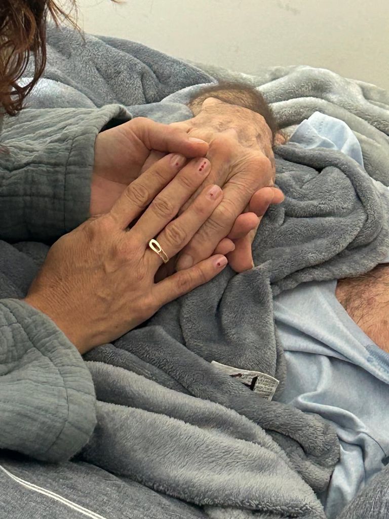 Silvia Lyle compartió esta foto, sosteniendo la mano de su padre.