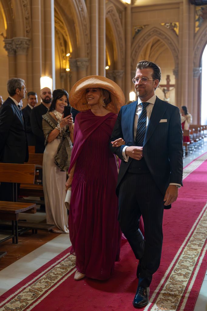 Vestido de madrina con capa y pamela XL Isabel Montiel