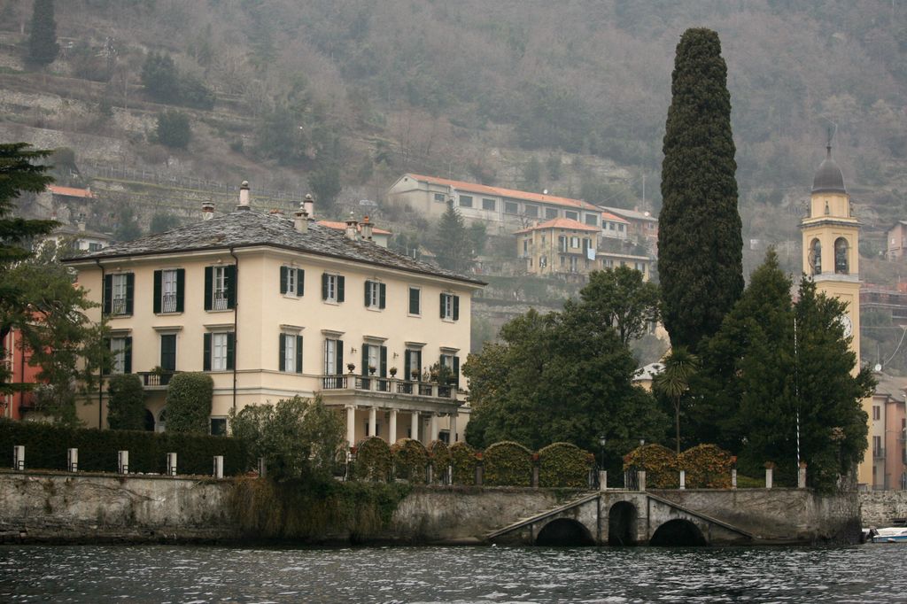 La pareja también tiene una casa a orillas del lago de Como (en la imagen, en 2006)