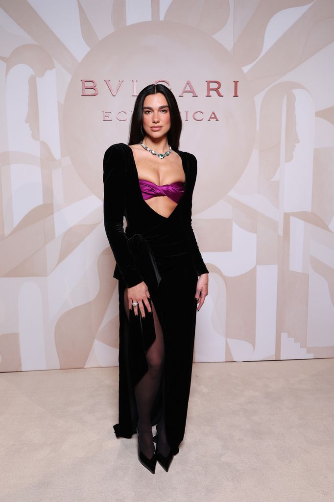 Dua Lipa lució un vestido de Balmain inspirado en las primeras creaciones del diseñador. 