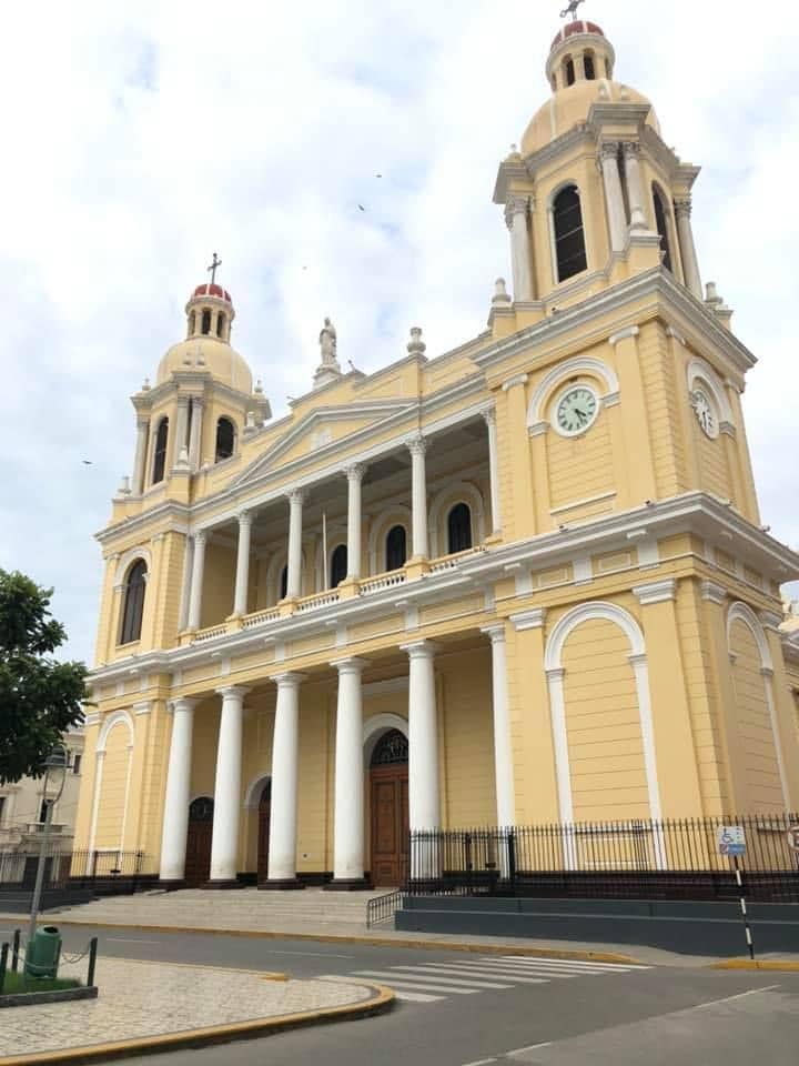 En la cuenta de Facebook de Robert Prevost también su publicó una foto de la Catedral de Chiclayo, en Perú.