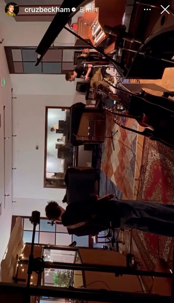 Este es otro post del joven cantante desde el estudio de grabación, ajeno a la controversia. 