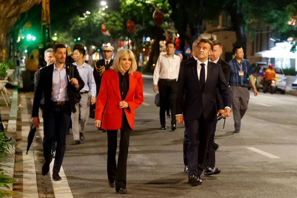 Emmanuel Macron y su esposa Brigitte Macron caminan por las calles de Hanói, tras su llegada a Vietnam, en su primer gira de Estados por el Sudeste Asiático.   
