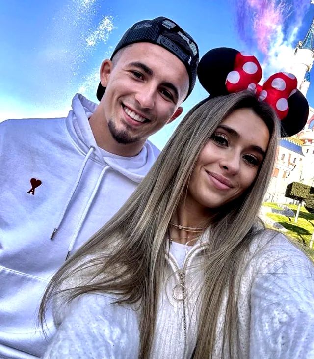 El futbolista canario, con la influencer en Disneyland París