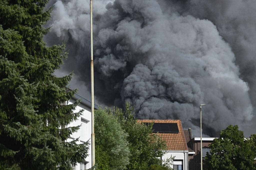 El humo ocasionado por el incendio del escenario podía verse a varias millas a la redonda. 