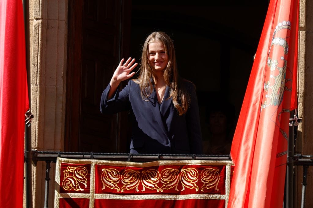 Leonor saluda a todos los vecinos durante su visita a Viana