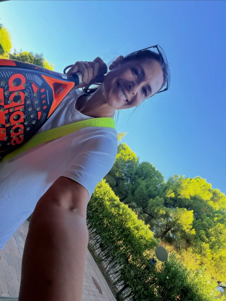 Nuria Roca con su pala de pádel cumpliendo sus propósitos para el curso 2026-2027
