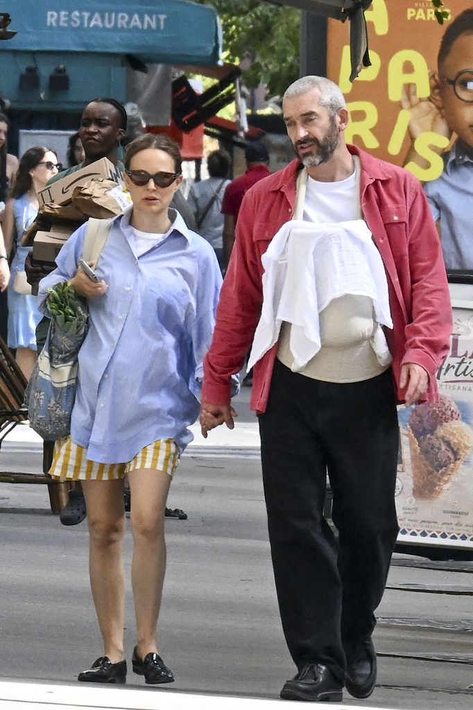 Natalie Portman fue captada con un look distinto durante su paseo con Tanguy Destable en París.