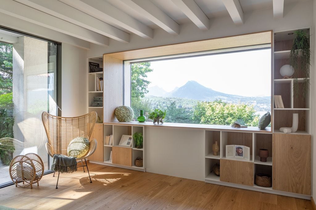 Rincón de lectura con mueble a medida alrededor de la ventana