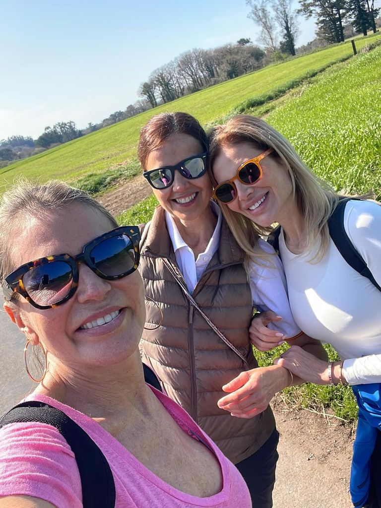 Patricia, junto a sus amigas, en el Camino de Santiago