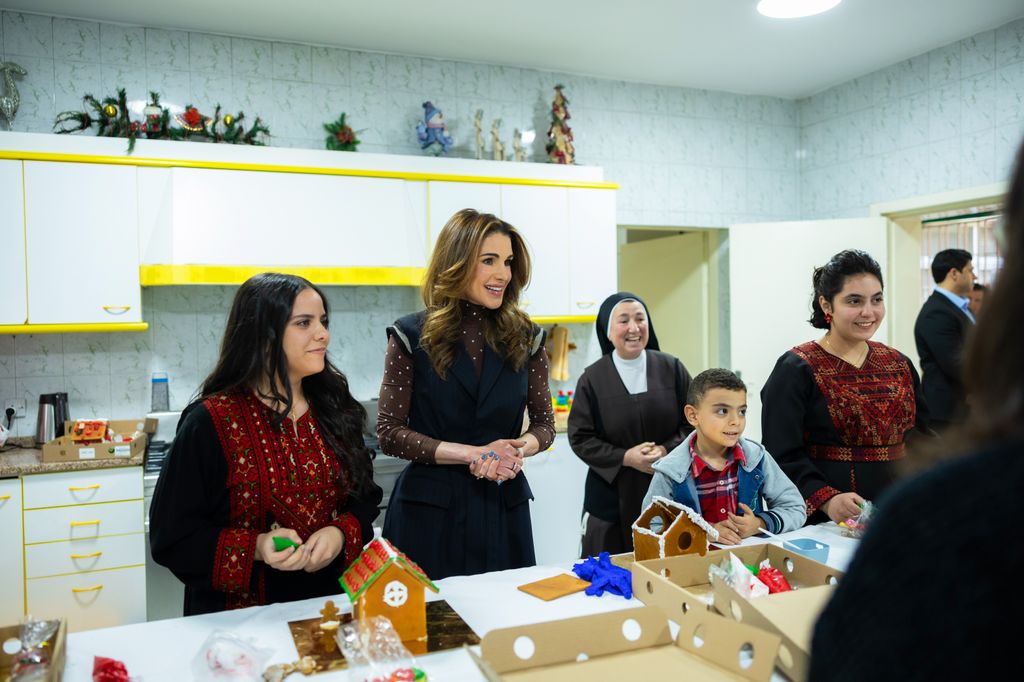 Rania de Jordania visita la Sociedad Benéfica Mar Mansour en Amán