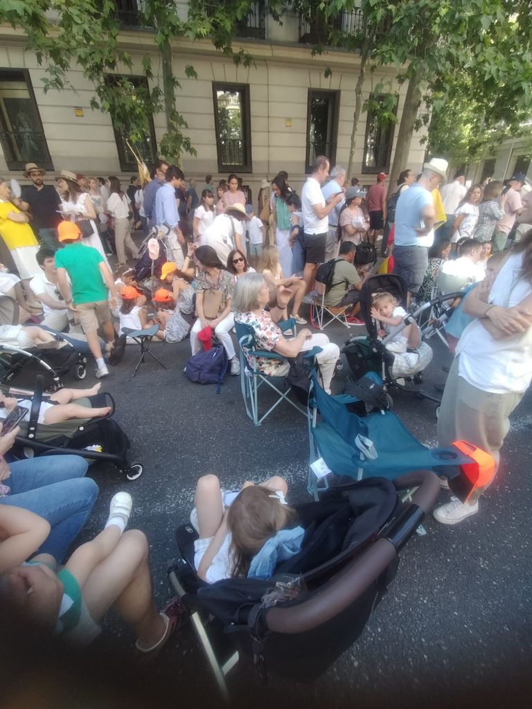 La calle Serrano de Madrid, atestada de personas ante la misa del Papa