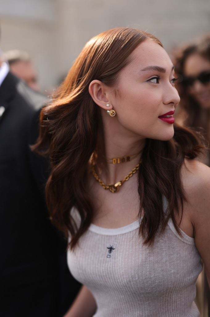 Lola Tung en el desfile de Christian Dior en Paris
