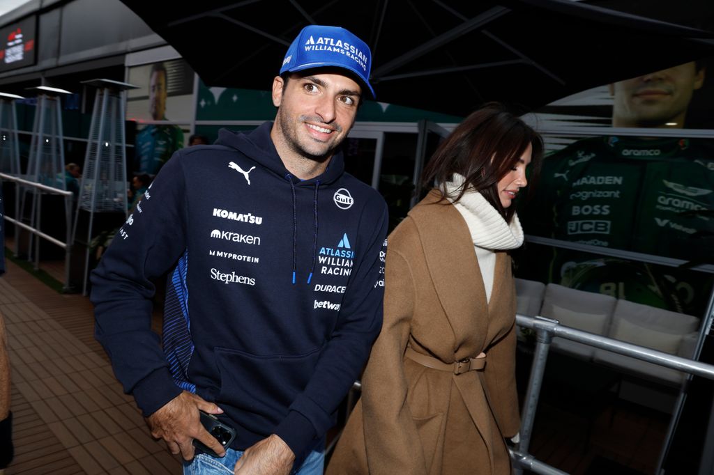 Sainz, con su chica, sonríe a cámara