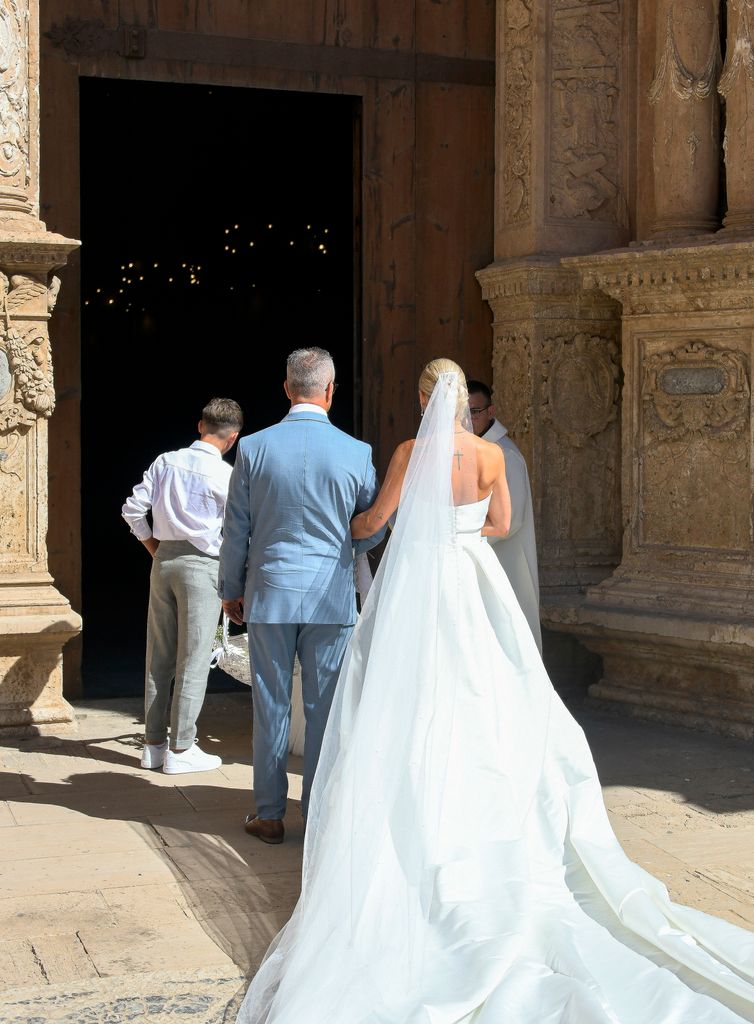 La novia lucía un precioso vestido blanco diseñado por Myriam Dalit con larga cola