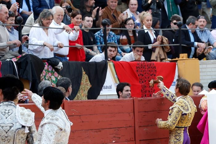 Manuel Benítez 'El Cordobés' enseña las dos orejas que ha cortado