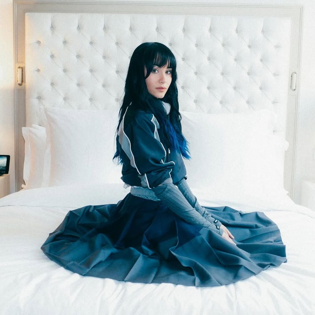 Aitana Ocaña posando con un outfit de Miu Miu