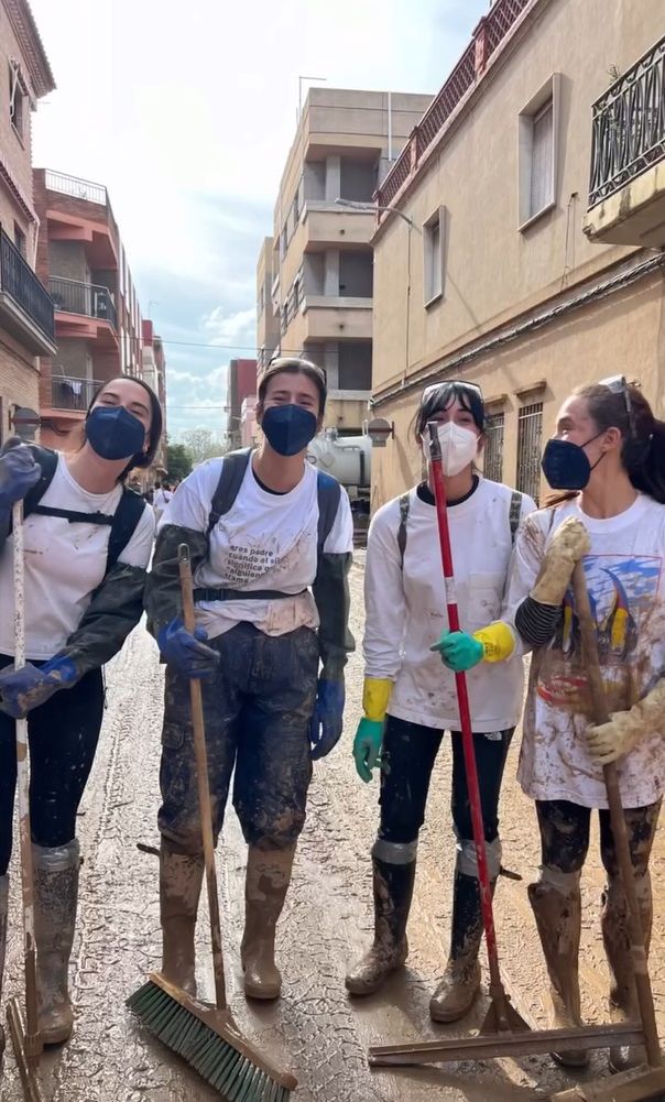 Plano entero de Aitana posando con otras voluntarias