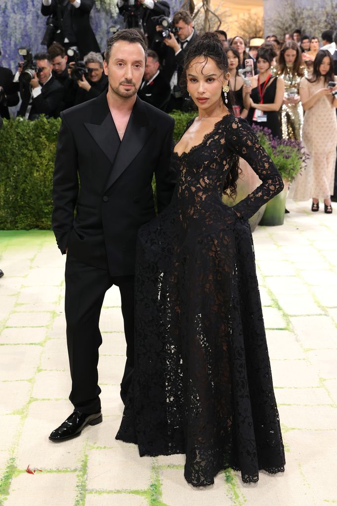 Anthony Vaccarello y Zoë Kravitz, una de sus grandes embajadoras, en la Met Gala 2026. 