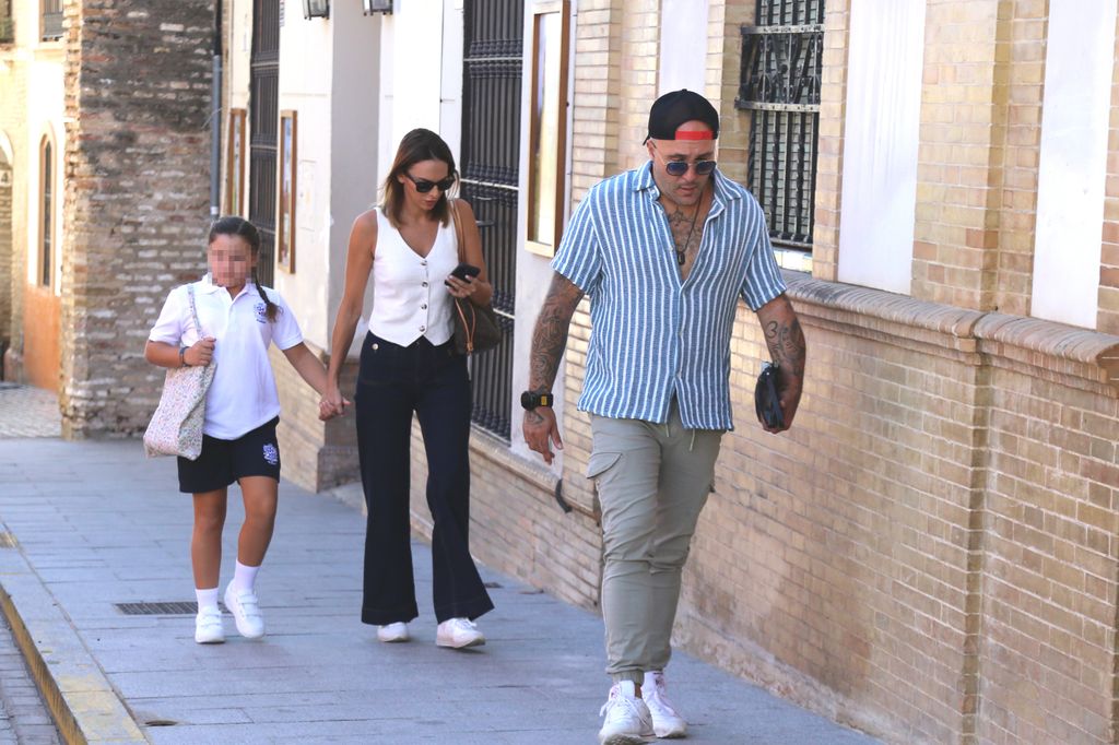 Irene, de la mano de Carlota, mientras Kiko camina por delante