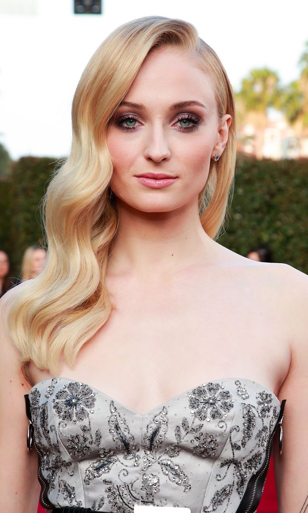 sophie turner ha experimentado con el color de las sombras de ojos a lo largo de los a os