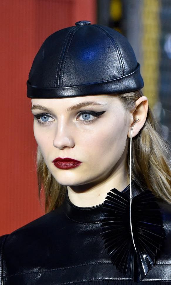 fran summers desfilando en la pasarela de louis vuitton con labios rojos intensos y ojo de gato