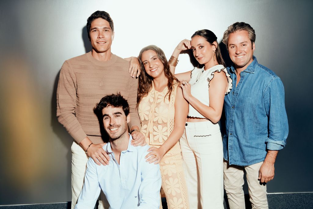 Pablo Castellano, Marta y Lucía Pombo con su marido, Álvaro López Huerta, en primera fila, Luis Zamalloa (marido de Marta)