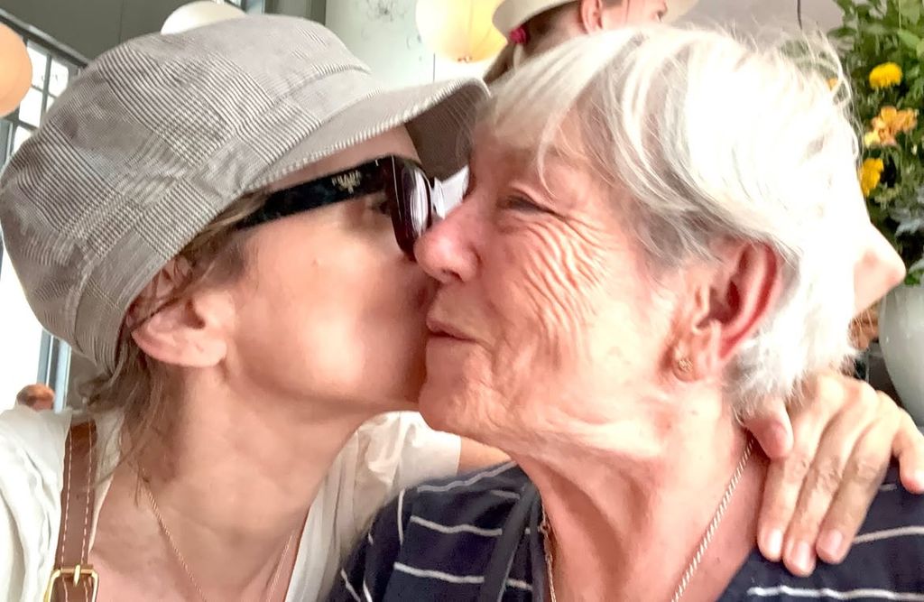 El beso de Carme Chaparro a su madre