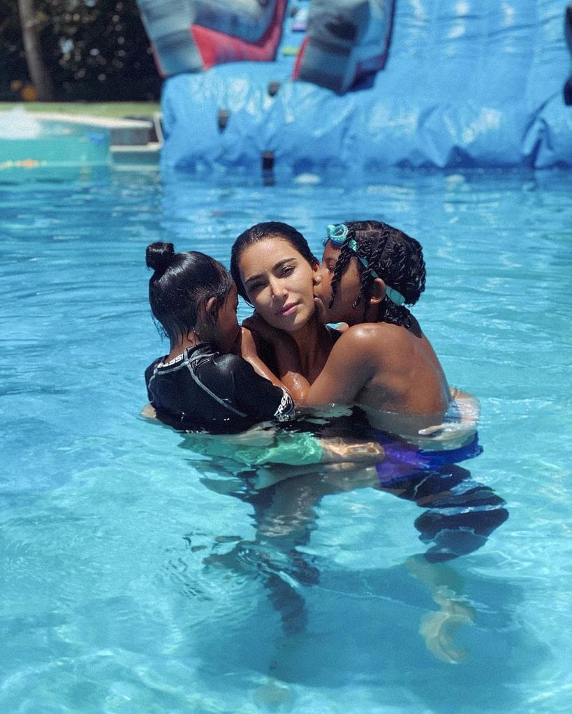 Kim Kardashian con su hijo Saint y su hija 