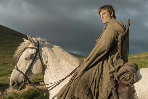 La productora de HBO Max se ha visto obligada a abandonar la isla al haberse inundado parte de sus decorados
