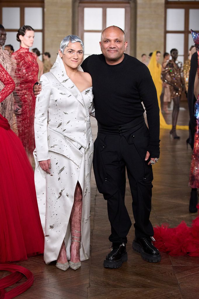 Gaurav Gupta con su pareja después del desfile.