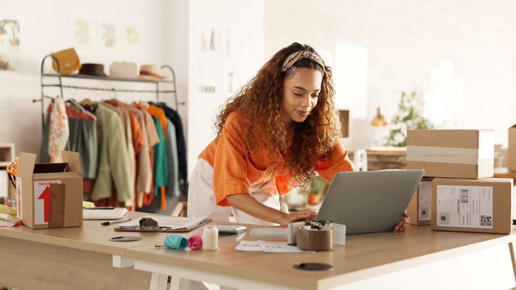 Mujer con cajas de compras online