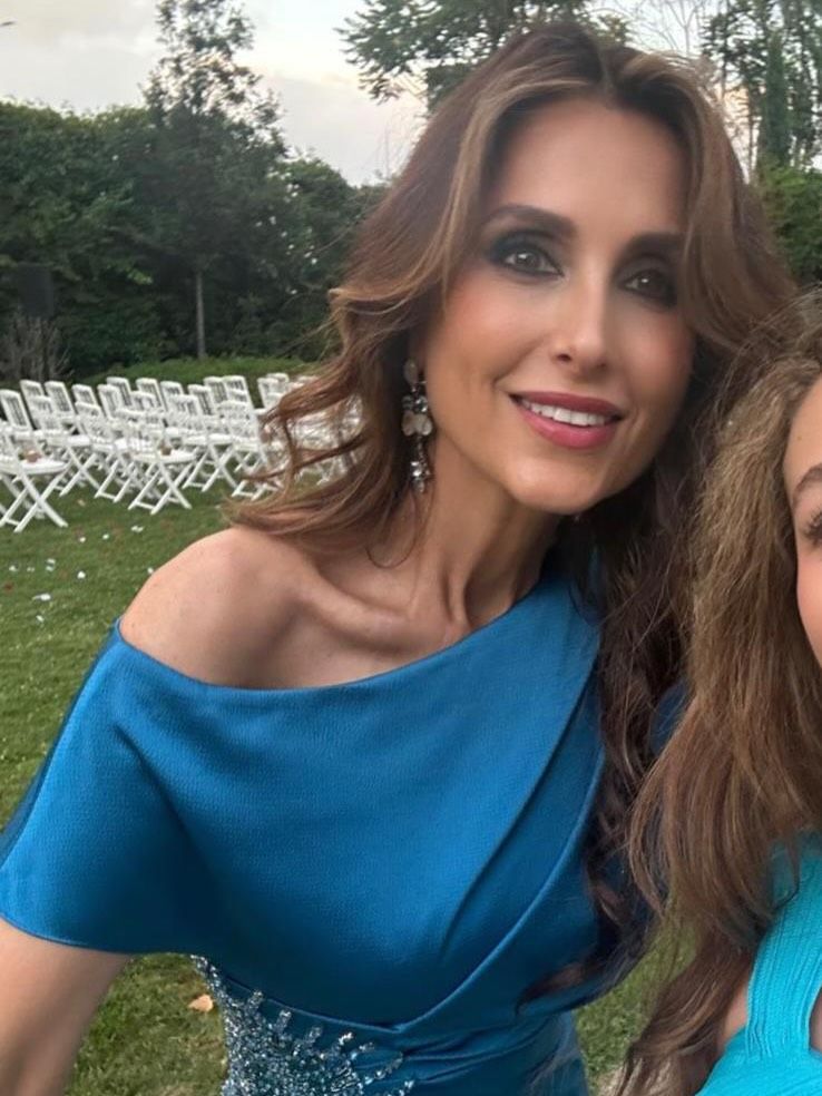 El look de invitada de Paloma Cuevas en la boda de Patricia Cerezo y Kiko Gámez, con vestido azul de Rosa Clará