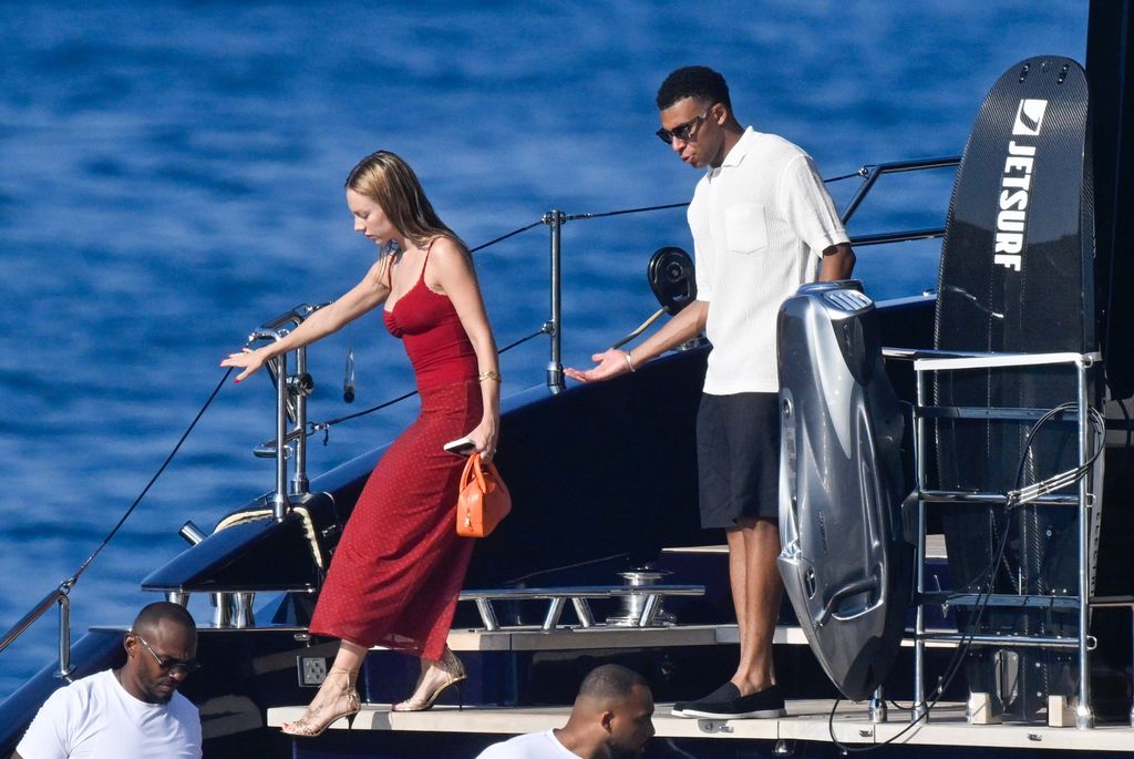 Kylian Mbappé y Ester Expósito desembarcaron de su yate de lujo para una cena romántica en Cerdeña.