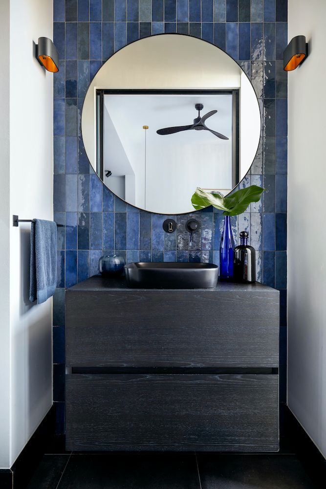 Baño con azulejos zellige azules. 