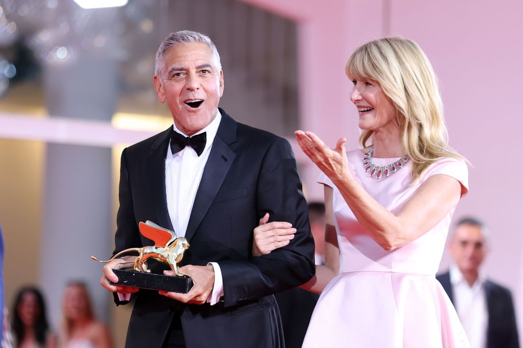 George Clooney recibe el León de Oro a su trayectoria de manos de su compañera y amiga Laura Dern