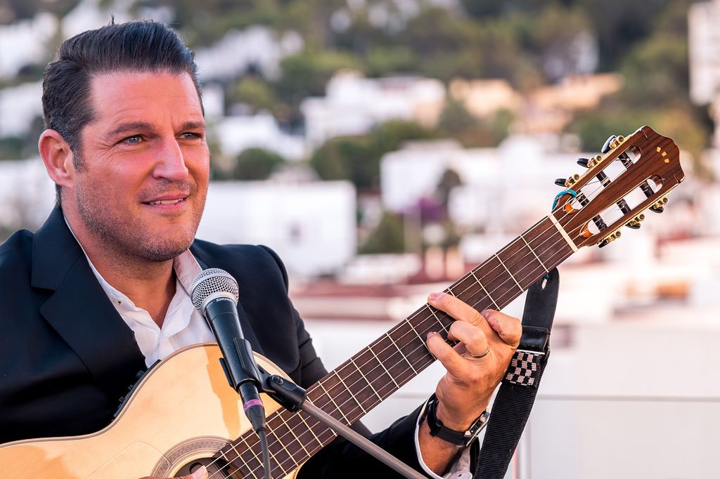 Plano medio de Manuel Tenorio tocando la guitarra