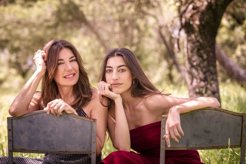 Raquel Revuelta y su hija Claudia sentadas en una silla