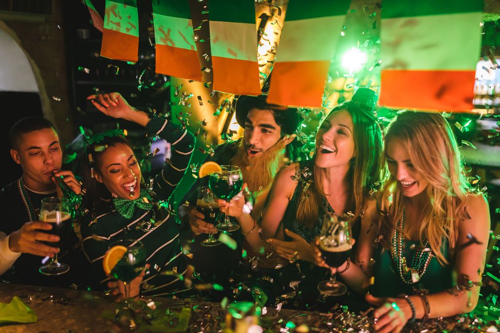 Cada 17 de marzo millones de personas celebran el Día de San Patricio en todo el mundo con desfiles, música, cerveza y el color verde como protagonista