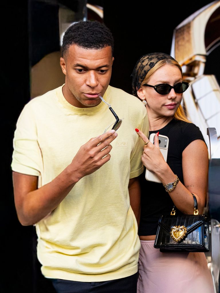Kylian Mbappé y su pareja, Ester Expósito, de compras en París
