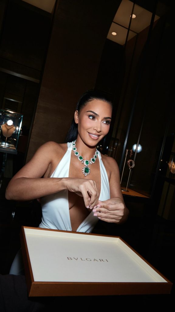Kim Kardashian tuvo la oportunidad de usar el icónico collar de esmeraldas de Elizabeth Taylor.