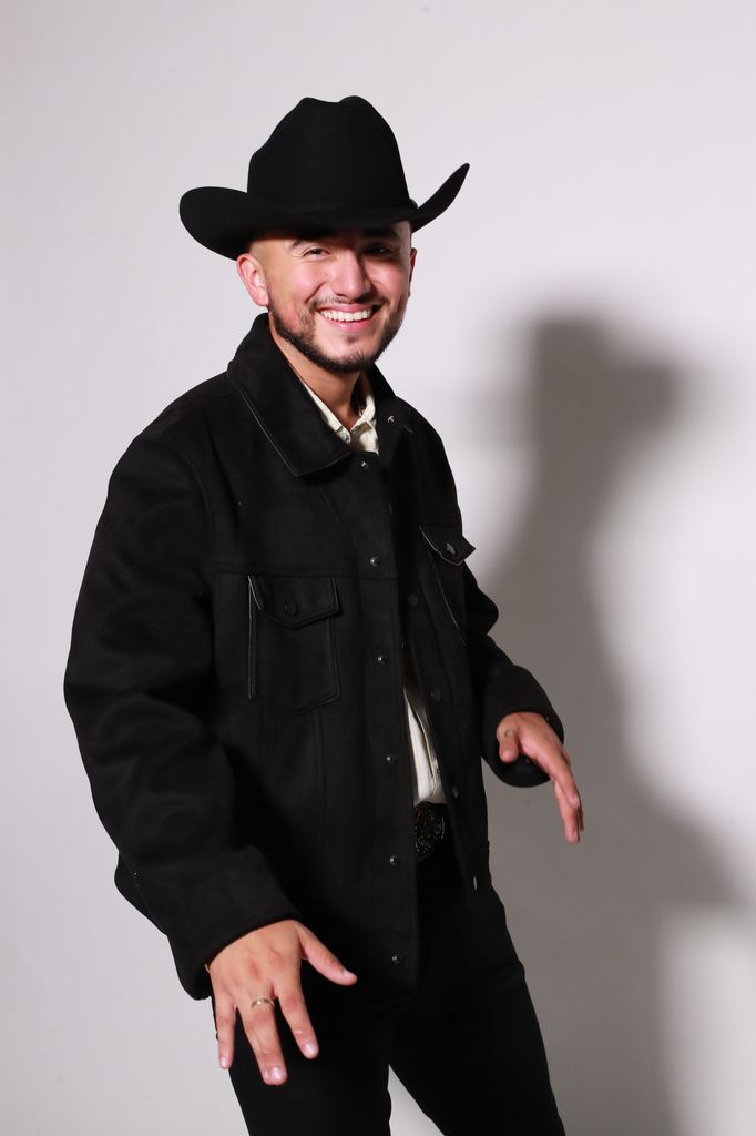 Brian Sebastián Muñoz, por su parte, nació en Los Ángeles, California, pero tiene muy arraigadas sus raíces mexicanas.