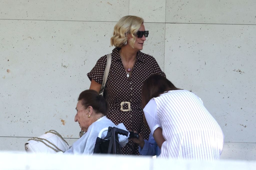 María Zurita se despide de su madre, la Infanta Margarita, a la salida del Hotel Villa Magna, a 16 de septiembre de 2024, en Madrid 