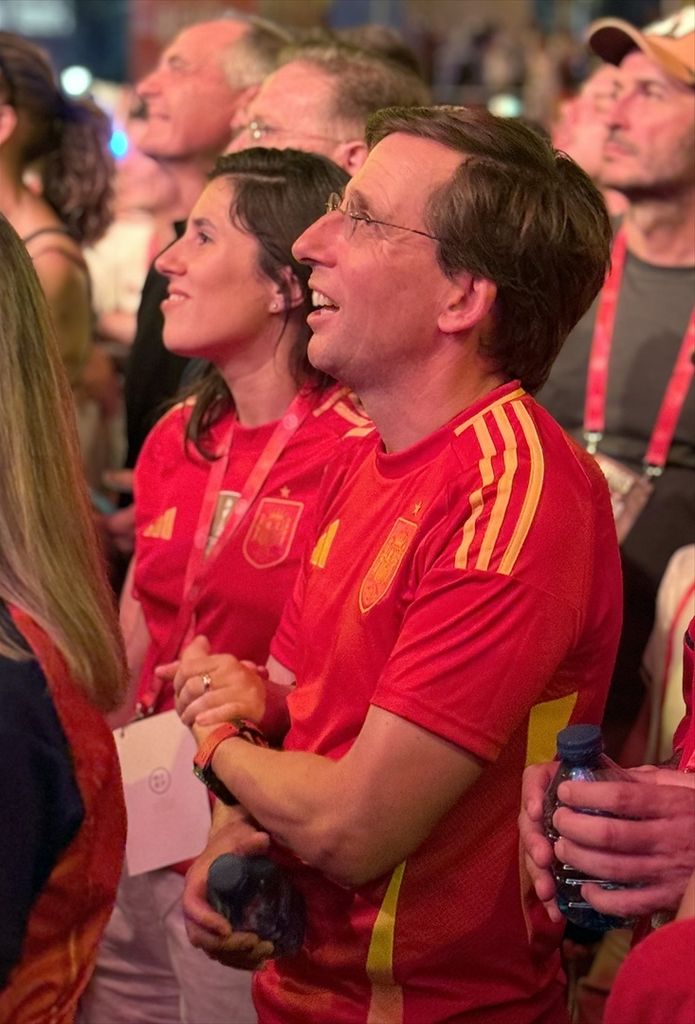 Teresa Urquijo y José Luis Martínez-Almeida durante la celebración del Mundial en Cibeles, a 20 de julio de 2026