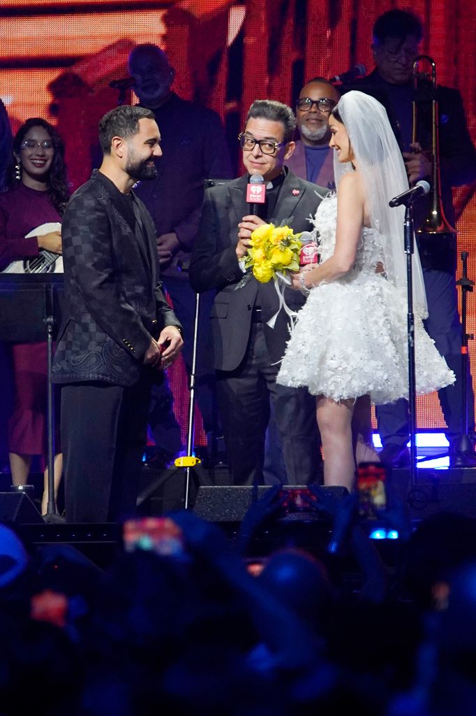 Dayanara Torres y Enrique Santos se 'casaron' frente a miles de personas