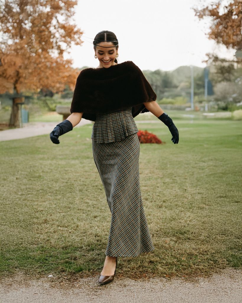 Invitadas a bodas con guantes cortos