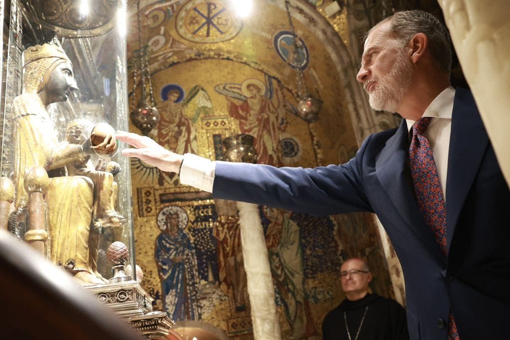 El rey Felipe con la virge de Montserrat (Barcelona), conocida como la Moreneta,  en el monstario de Motnserrat 