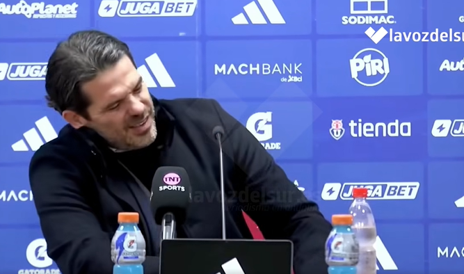 Momento de la rueda de prensa donde Gago sufre el problema cardiaco